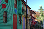 Stambuł. Kolorowe domy w dzielnicy Sultanahmed. - foto: wnieznane.pl