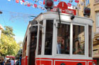 Stambuł. Czerwony tramwaj przecina całą długość Istklal Caddesi. - foto: wnieznane.pl