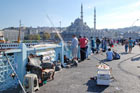 Stambuł. Most Galata sprzyja łowieniu ryb. W tle - Nowy Meczet (Yeni Cami). - foto: wnieznane.pl