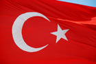 Dumnie powiewająca flaga Turcji. Częsty obrazek na ulicach Stambułu. - foto: wnieznane.pl