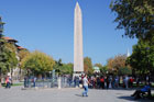 Stambuł. Hipodrom - na pierwszym planie kolumna wężowa, ale to Obelisk Teodozjusza przyciąga turystów. - foto: wnieznane.pl