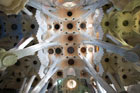 Barcelona. Sagrada Familia. Projektując wnętrza świątyni, Gaudi czerpał inspiracje z natury. - foto: wnieznane.pl