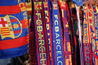 Barcelona. Tuż obok Camp Nou bez problemu kupimy klubowe pamiątki. - foto: wnieznane.pl