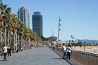 Barcelona. Pasaż Barceloneta z wioską olimpijską w tle. - foto: wnieznane.pl