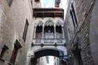 Barcelona. Puente calle Obispo na uliczkach Starego Miasta. - foto: wnieznane.pl