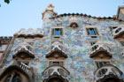 Barcelona. Falujące balkony oraz mozaika na ścianie to znak rozpoznawczy Gaudiego i jego Casa Battló. - foto: wnieznane.pl