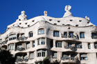 Barcelona. Majestatyczna Casa Milà zwana La Pedrera. Dzieło Gaudiego. - foto: wnieznane.pl