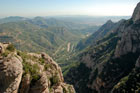 Katalonia, Montserrat. Rzuk oka na dolinę u podnórza Montserrat. - foto: wnieznane.pl