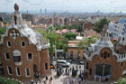Barcelona. Główne wejście do Parku Guell zdobią dwa charakterystyczne pawilony. - foto: wnieznane.pl