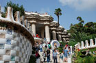 Barcelona. Park Guell jest chętnie odwiedzany przez turystów. - foto: wnieznane.pl