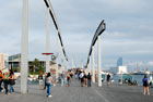 Barcelona. Naturalnym przedłużeniem typowej Rambli jest... portowa Rambla de Mar. - foto: wnieznane.pl