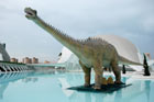 Walencja. Tuż przy Muzeum Nauki stoi sporych rozmiarów dinozaur z ruchomą głową. - foto: wnieznane.pl