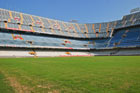 Walencja. Charakterystyczne strome trybuny Estadio Mestalla widziane z poziomu murawy. - foto: wnieznane.pl