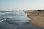 Walencja. Spokojne wody, szeroka plaża i miejski port w tle. - foto: wnieznane.pl