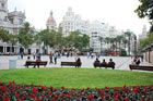 Walencja. Placa de l'Ajuntament to ciekawe połączenie pięknych budynków z zielenią oraz przestrzenią dla mieszkańców. - foto: wnieznane.pl