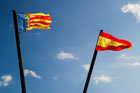 Walencja. Dumnie powiewające flagi - Walencji oraz Hiszpanii. - foto: wnieznane.pl