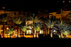 Wyspa Kreta. Rethymnon nocą. Ładnie oświetlone palmy przy porcie.  - foto: wnieznane.pl