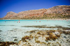 Wyspa Kreta. Piękna przejrzysta woda w lagunie Balos.   - foto: wnieznane.pl