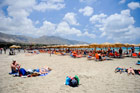 Wyspa Kreta. Leżaki i parasole na plaży Elafonisi. - foto: wnieznane.pl