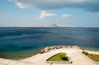 Chorwacja. Rzut oka z deptaku w Senj na pobliską wyspę. - foto: wnieznane.pl