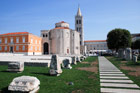 Chorwacja. Niepodal kościoła św. Donata w Zadarze znajduje się forum z fragmentami starożytnych ruin. - foto: wnieznane.pl