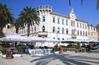 Chorwacja. Promenada w Trogirze, to nie tylko restauracje i palmy, ale również piękne budynki. - foto: wnieznane.pl
