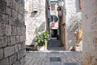 Chorwacja. Kamienne i wąskie uliczki zabytkowego Trogiru. - foto: wnieznane.pl