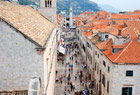 Chorwacja. Spojrzenie na Stradun z wysokości miejskich murów w Dubrowniku. - foto: wnieznane.pl