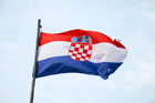 Chorwacja. Dumnie powiewająca flaga Chorwacji w dubrownickim porcie. - foto: wnieznane.pl