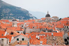 Chorwacja. Kopuły kościołów i żywe, pomarańczowe dachówki dubrownickich kamienic. - foto: wnieznane.pl