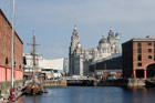 Liverpool. Widok z Doków Alberta na "Trzy Gracje" - Cunard, Royal Liver i Port of Liverpool. - foto: wnieznane.pl