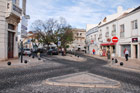 Portugalia. Algarve. Rozwidlenie ulicy przy Rua Lethes w Faro. - foto: wnieznane.pl
