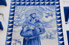 Portugalia. Algarve. Postać świętego Franciszka z Asyżu ułożona z ceramicznych azulejos w Faro. - foto: wnieznane.pl