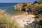 Portugalia. Algarve. Zaciszne plaże osłonięte przez skały w Lagos. - foto: wnieznane.pl Portugalia. Algarve. Zaciszne plaże osłonięte przez skały w Lagos. - foto: wnieznane.pl