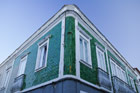 Portugalia Algarve. Zielone płytki ceramiczne zdobią jeden z budynków w Lagos. - foto: wnieznane.pl Portugalia Algarve. Zielone płytki ceramiczne zdobią jeden z budynków w Lagos. - foto: wnieznane.pl