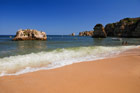Portugalia. Algarve. Złocisty piasek, skały piaskowca na plaży Dona Ana. - foto: wnieznane.pl