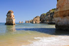 Portugalia. Algarve. Piękna, poszarpana linia brzegowa w okolicach Lagos. - foto: wnieznane.pl