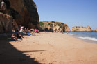 Portugalia. Algarve. Niezbyt szeroka, ale piękna plaża Dona Ana. - foto: wnieznane.pl