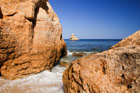 Portugalia. Algarve. Wody oceanu obmywają skały w pobliżu plaży Dona Ana. - foto: wnieznane.pl