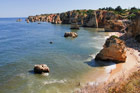 Portugalia Algarve. Praia Dona Ana należy do jednych z najchętniej fotografowanych. - foto: wnieznane.pl