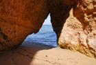 Portugalia. Algarve. Urokliwe zaułki w pobliżu plaży Dona Ana. - foto: wnieznane.pl