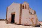 Portugalia. Algarve. Capela de Nossa Senhora da Graca na terenie fortu w Sagres. - foto: wnieznane.pl
