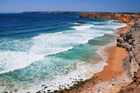 Portugalia. Algarve. Sagres. Piękny widok na okazałe fale oceanu będące celem wielu surferów. - foto: wnieznane.pl