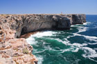 Portugalia. Algarve. Na skalistym brzegu ustyuowana jest Fortaleza de Sagres. - foto: wnieznane.pl
