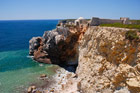 Portugalia. Algarve. Ruiny u brzegów przy Cabo de Sao Vicente. - foto: wnieznane.pl