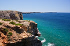 Portugalia. Algarve. Skały, klify, woda. Nieokiełznana przestrzeń w okolicach Cabo de Sao Vicente. - foto: wnieznane.pl