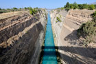 Peloponez. Niebiesko-zielona woda w Kanale Korynckim. - foto: wnieznane.pl Peloponez. Niebiesko-zielona woda w Kanale Korynckim. - foto: wnieznane.pl