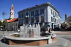 Wilno. Fontanna na placu przed budynkiem Ratusza. - foto: wnieznane.pl Wilno. Fontanna na placu przed budynkiem Ratusza. - foto: wnieznane.pl