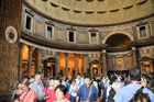 Rzym. Tłumy we wnętrzu Panteonu. - foto: wnieznane.pl