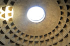 Rzym. Sklepienie Panteonu. - foto: wnieznane.pl